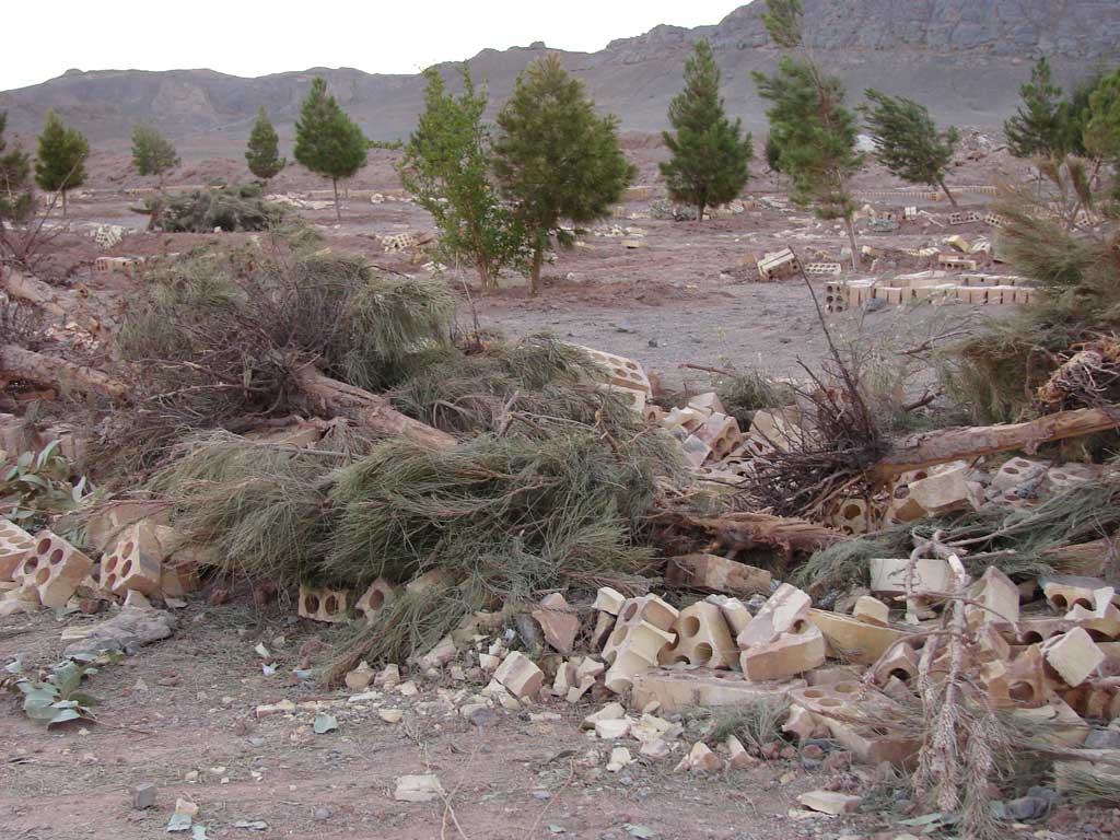 Der Baháʼí-Friedhof in Yazd nach seiner Schändung durch die iranische Regierung (2007). Foto: Taeedxy (Public domain)