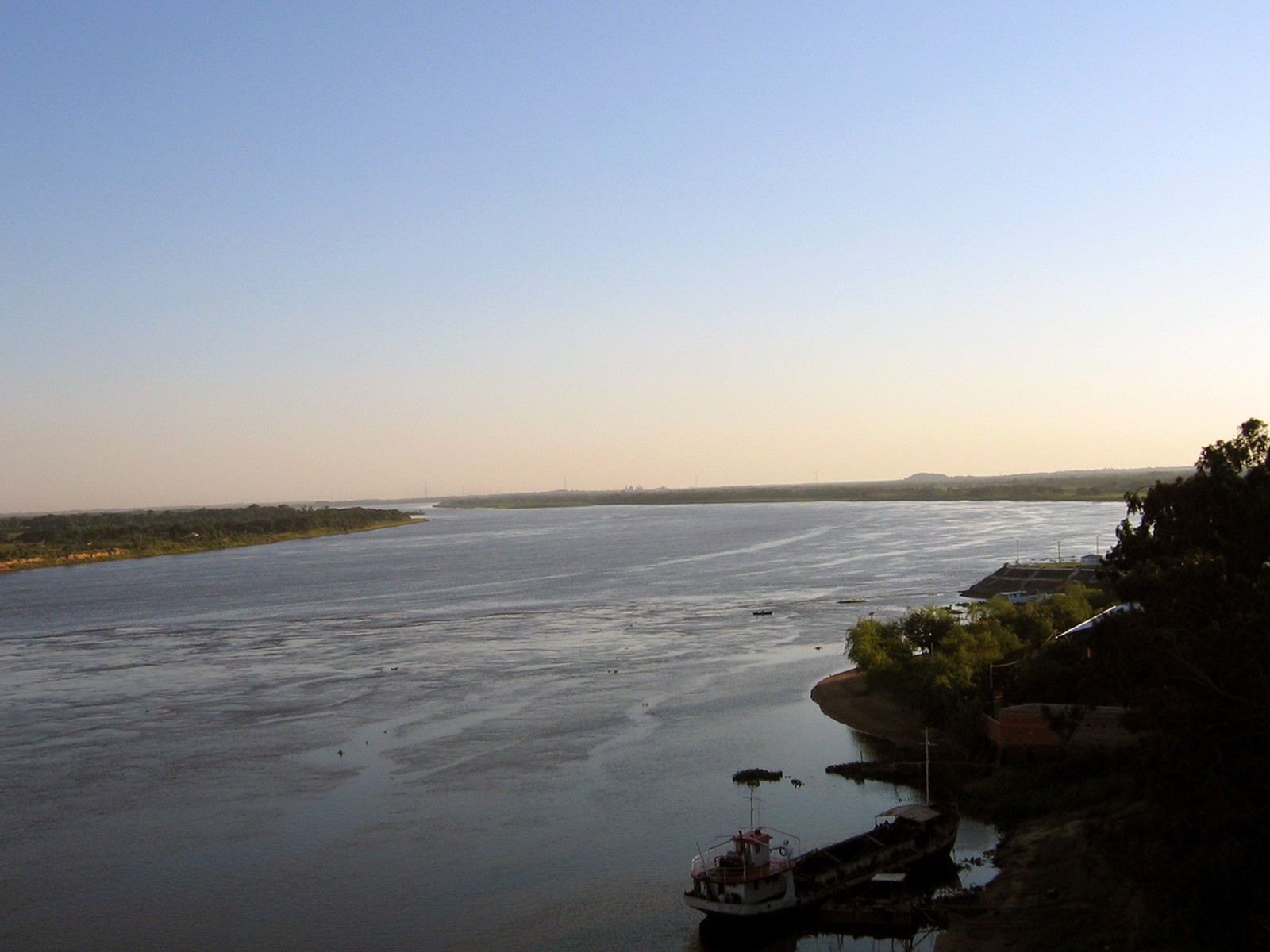 Il Rio Paraguay vicino Asunción, Paraguay. Foto: Ilosuna, CC BY 1.0