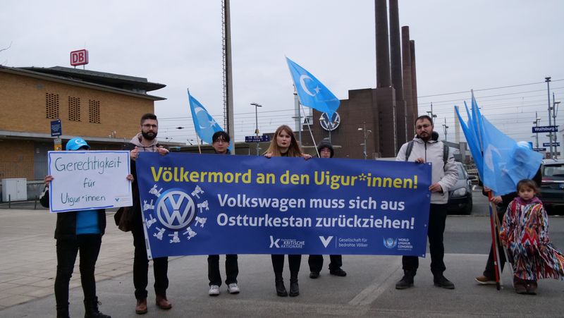 Manifestazione davanti allo stabilimento VW di Wolfsburg nel febbraio 2024. Foto: Hanno Schedler/GfbV