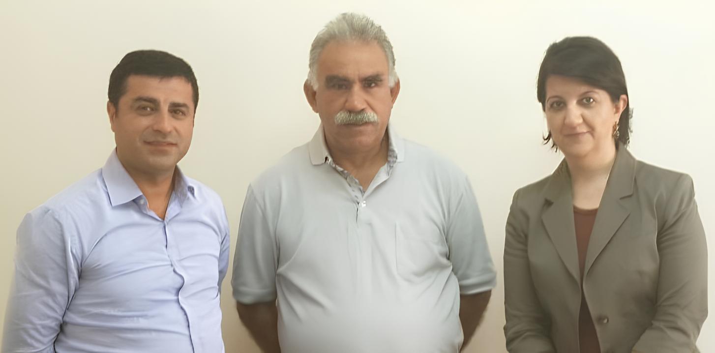 Foto di una visita del 2014 nel carcere di Imrali ad Abdullah Öcalan da parte dei presidenti del partito HDP Selahattin Demirtaş e Pervin Buldan. Foto: abdullahocalan.net